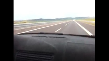 Лудост! Да караш по магистрала с над 300 километра в час!!