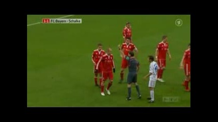 Удар на Робен срещу играч на Шалке