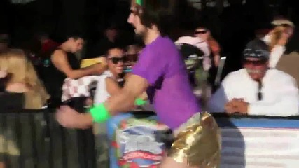 Яко луд на плажа Sexy and He Knows It