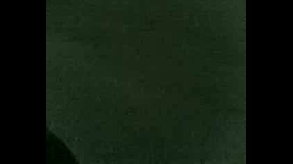 Гумата пада и колелоездачът също
