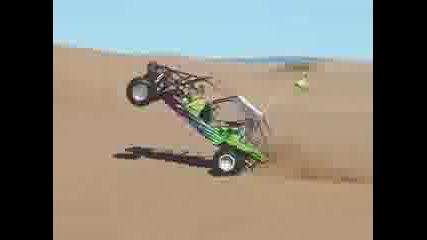 Малко хлапе прави страхотно wheelie със Sand Rail !!!!