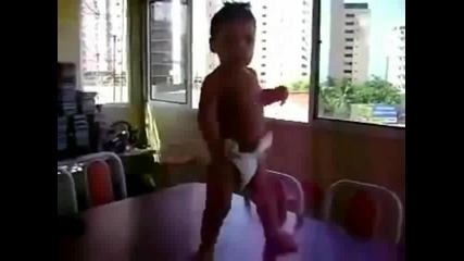 Това бебе трябваше да танцува заедно със Шакира на Световното по Футбол 