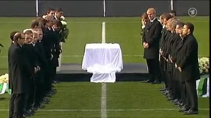 50 000 човека казаха последно сбогом на Роберт Енке 15.11.09 