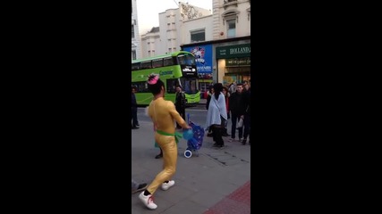 Мъж в идиотски дрехи връща настроението у хората с танците си!