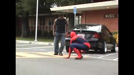 Spiderman спасява момиче от бой ..!