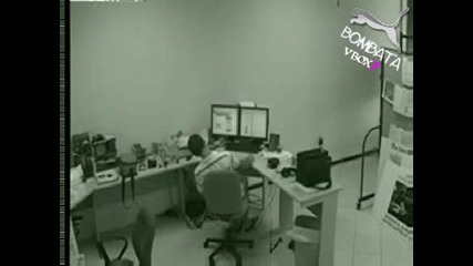 Мъж Заспива На Работното Си Място