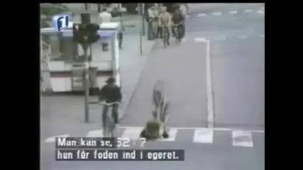 Жена се пребива, като кара колело на гладка улица! 