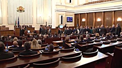 Изгониха Корнелия Нинова от заседанието на парламента