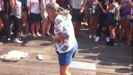 Баба танцува Брейк 