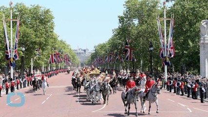 Queen Elizabeth Greets 8,000 Guests for Traditional Garden Party