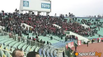 Феновете на Цска се кефят на головете на Делев и Маркиньос