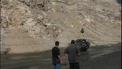 Тези се опитаха да извадят джипа от калта… но вместо това го направиха кабрио!