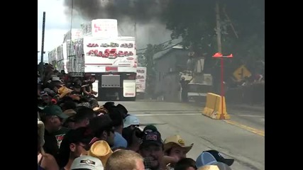 Drag race на камиони с товар...