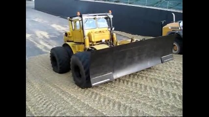 Kirovets K700a beim Siloschieben