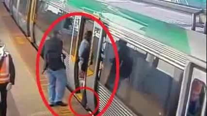 Хора повдигат влак в Австралия за да спасят пътник