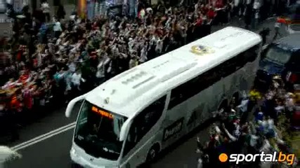 Вижте как ултрасите посрещат автобуса на Реал (мадрид) пред Бернабеу