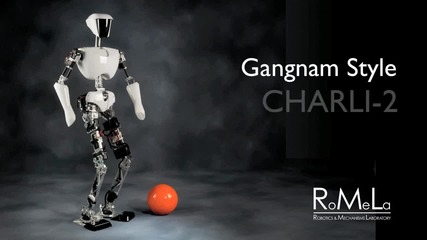 Робот танцува Gangnam Style
