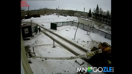 Камион отнася тръба
