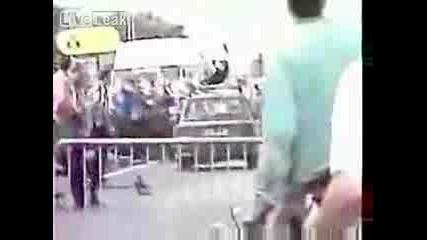 Инцидент кола блъсква човек