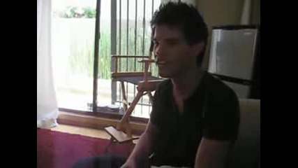 Taylor Lautner Shares His Bad Habit!