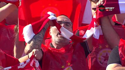 Футболисти и фенове изслушаха химна на България