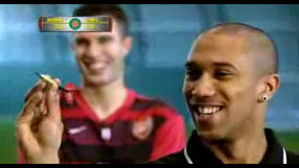 Robin van Persie и Gael Clichy игрят дарц 1 част
