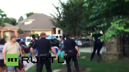 USA: Police officer manhandles, pulls gun on black teenagers