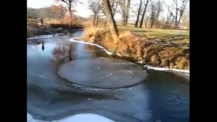 Леден диск във водата 