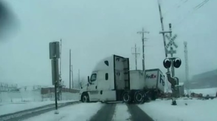 Влак откъсна каросерията на камион в САЩ