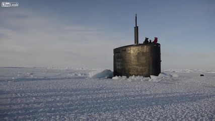 Подводница излиза на повърхността