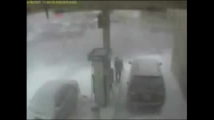 Жена пуска по потрешка пожарогасителя в бензиностанция, смях! 