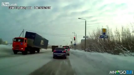 Контейнер пада на пътя