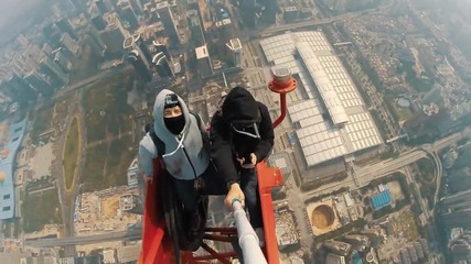 Височина от която ти спира дъхът! Руснаци изкачват Shenzhen Centre (660 метра)