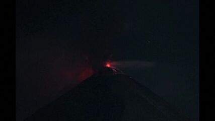 Вулкан на п-в Камчатка изхвърли 10-километров стълб пепел и лава (ВИДЕО)