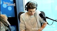 Докато е на интервю , Justin Bieber разговаря с майка му