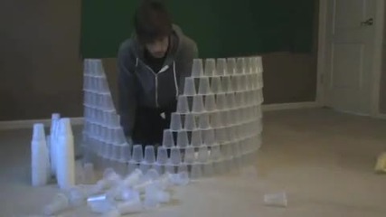 замък от 600 пластмасови чашки 