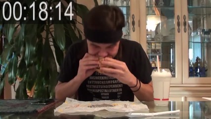 Момче изяжда голям хамбургер за 1 минута