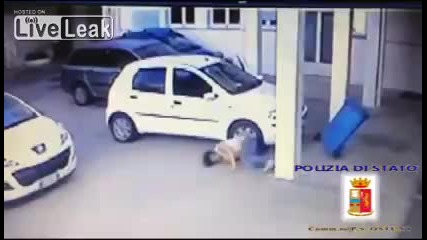 Майка, която не иска да се разделя с дъщеря си на две години и половина я отвлича от приют
