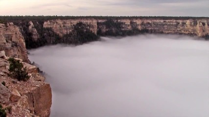 Море от облаци изпълва големия каньон, а пейзажът е изумителен.