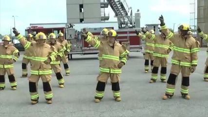 17 пожарникари се подреждат в редица. Вижте какво се случва, щом започва музиката!