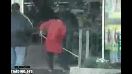 Тъпа чистачка! Така не се мият прозорци