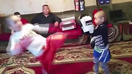 Ето как се тренира в едно руско семейство със синове