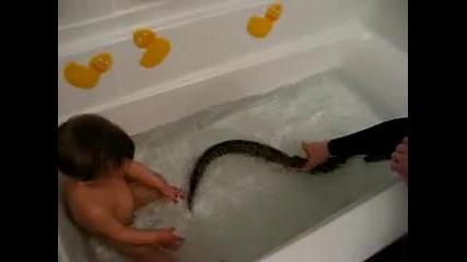 Луд баща пуска змия в ваната на бебето си 