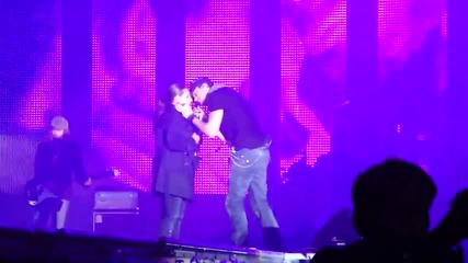 Enrique Iglesias singing Hero to a lucky girl from the audience (sofia/bulgaria 2010)