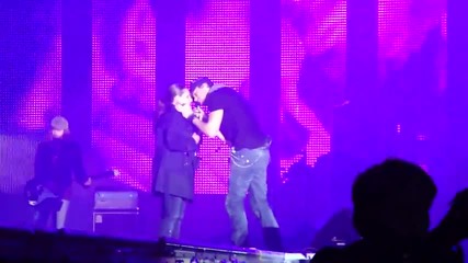Enrique Iglesias singing Hero to a lucky girl from the audience (sofia/bulgaria 2010)