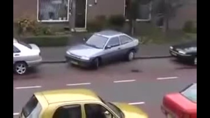 Жена се опитва да паркира ( Смях )