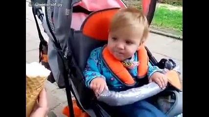 Реакцията на малко дете за първи път опитващо сладолед
