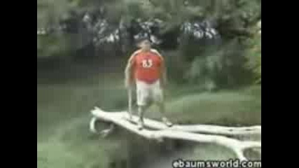 Дете Пада В Река