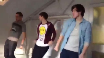 One Direction dancing to c'mon c'mon [harry,liam,loui]