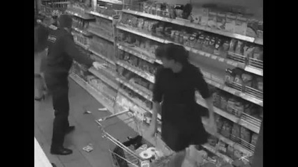 Жени се бият за тоалетна хартия в супермаркет